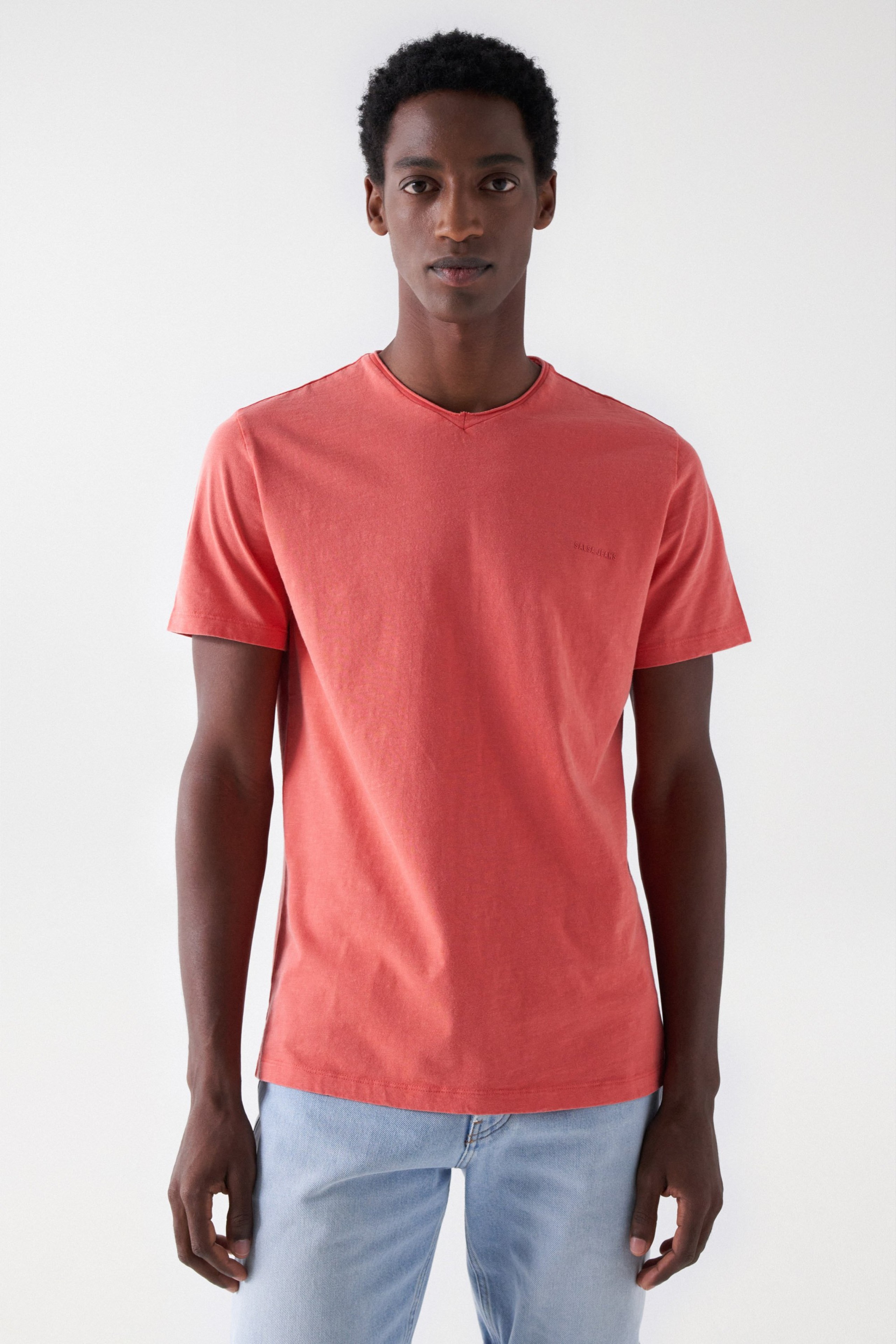 T-SHIRT DE ALGODÃO COM TINGIMENTO E BRANDING