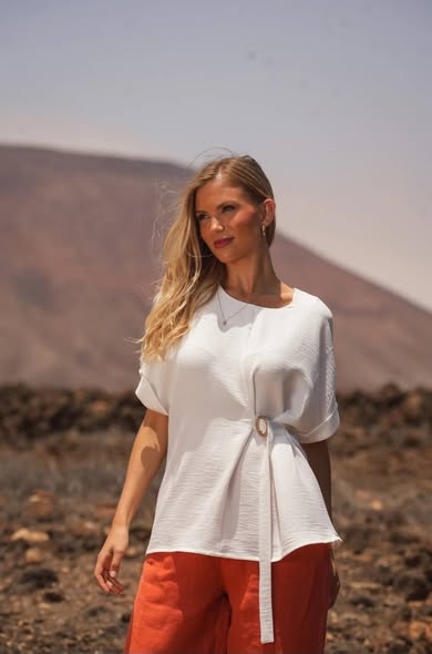 Blusa com Cinto Lateral
